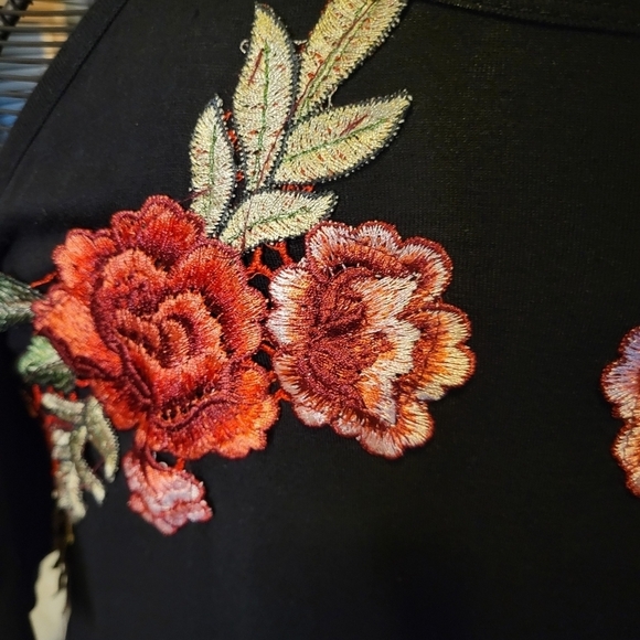 Alya Medium Casual Dress with embroidery - Picture 5 of 6